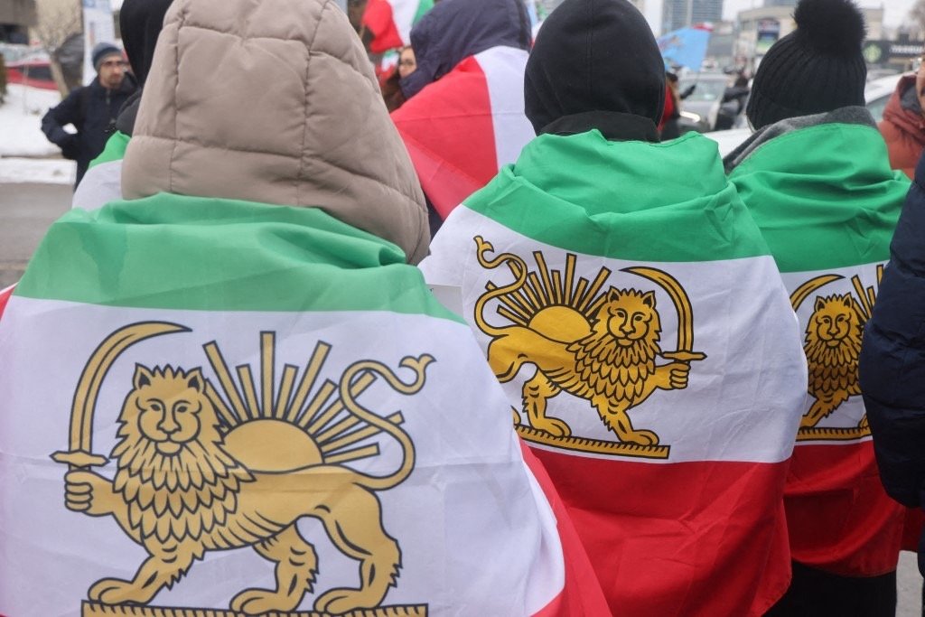 IRAN EN FLAMMES CE DIMANCHE : « VIVE LE SHAH ! » et « MORT À KHAMENEI ! » hurlés par des milliers d’étudiants sur neuf universités majeures – La Révolution est de retour, 47 ans après ! 🔥